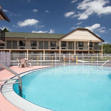 Americana Inn & Suites Lake Magdalene Zewnętrze zdjęcie