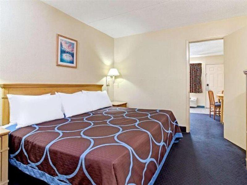 Americana Inn & Suites Lake Magdalene Zewnętrze zdjęcie