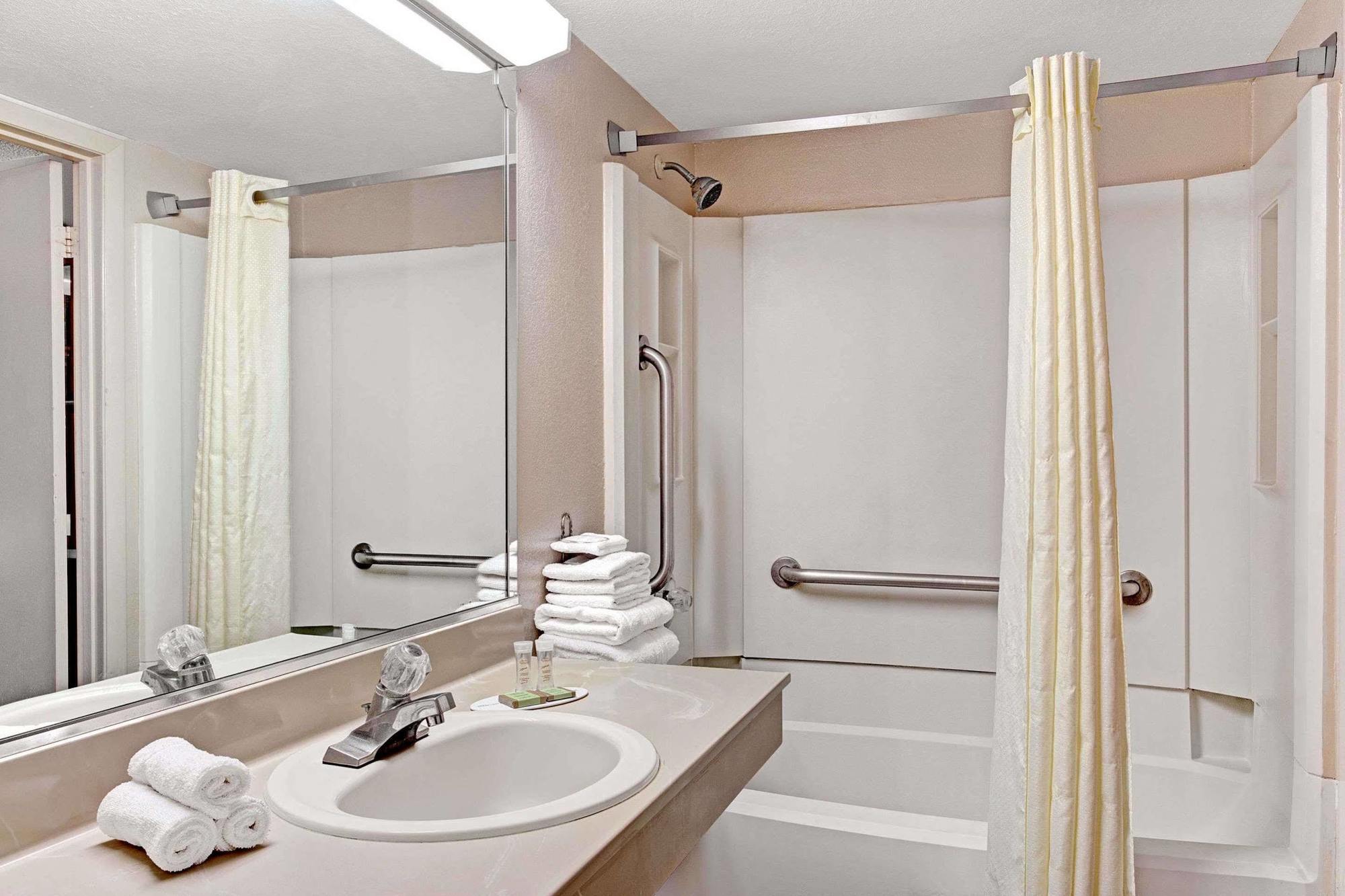 Americana Inn & Suites Lake Magdalene Zewnętrze zdjęcie