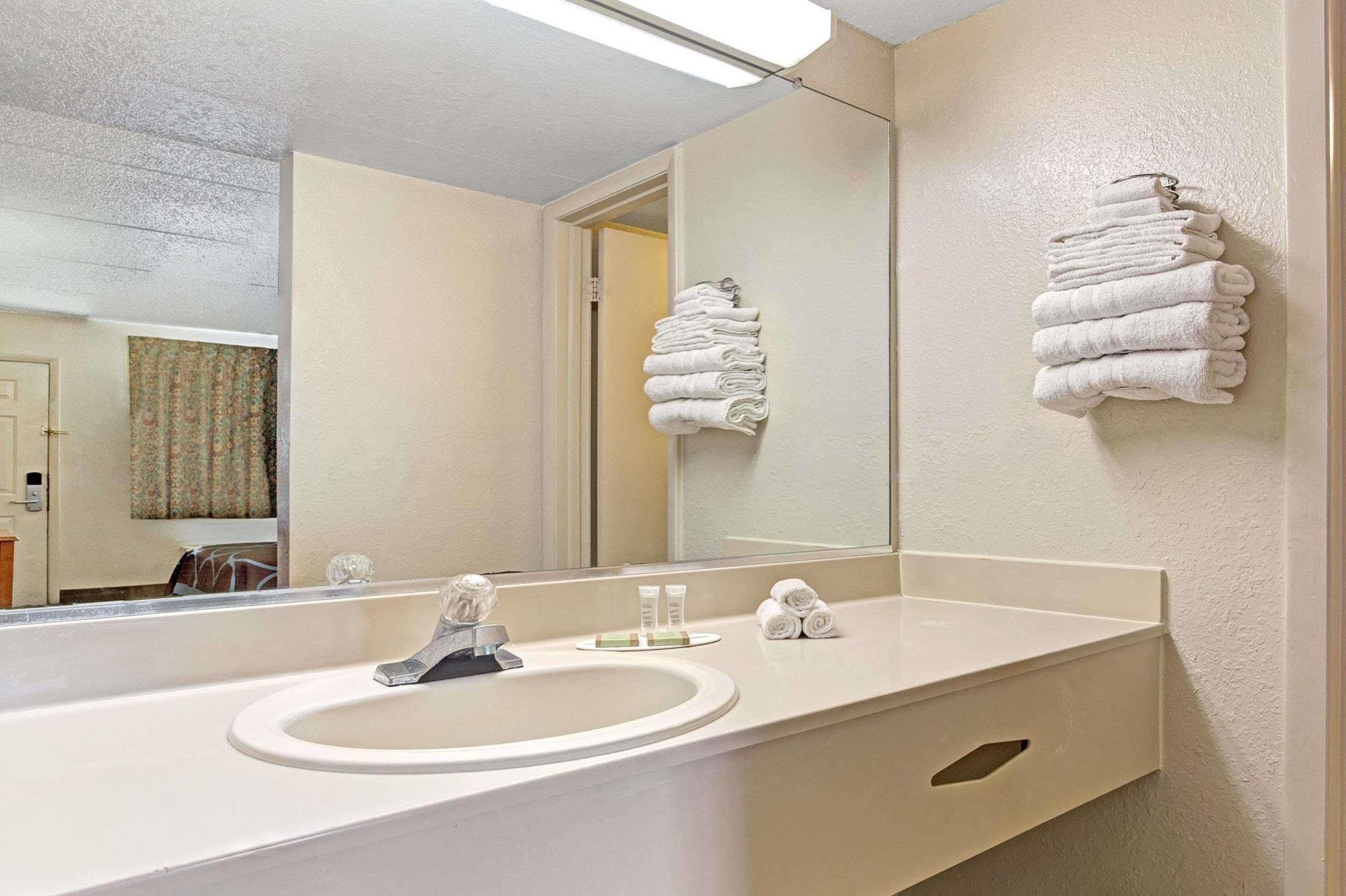 Americana Inn & Suites Lake Magdalene Zewnętrze zdjęcie