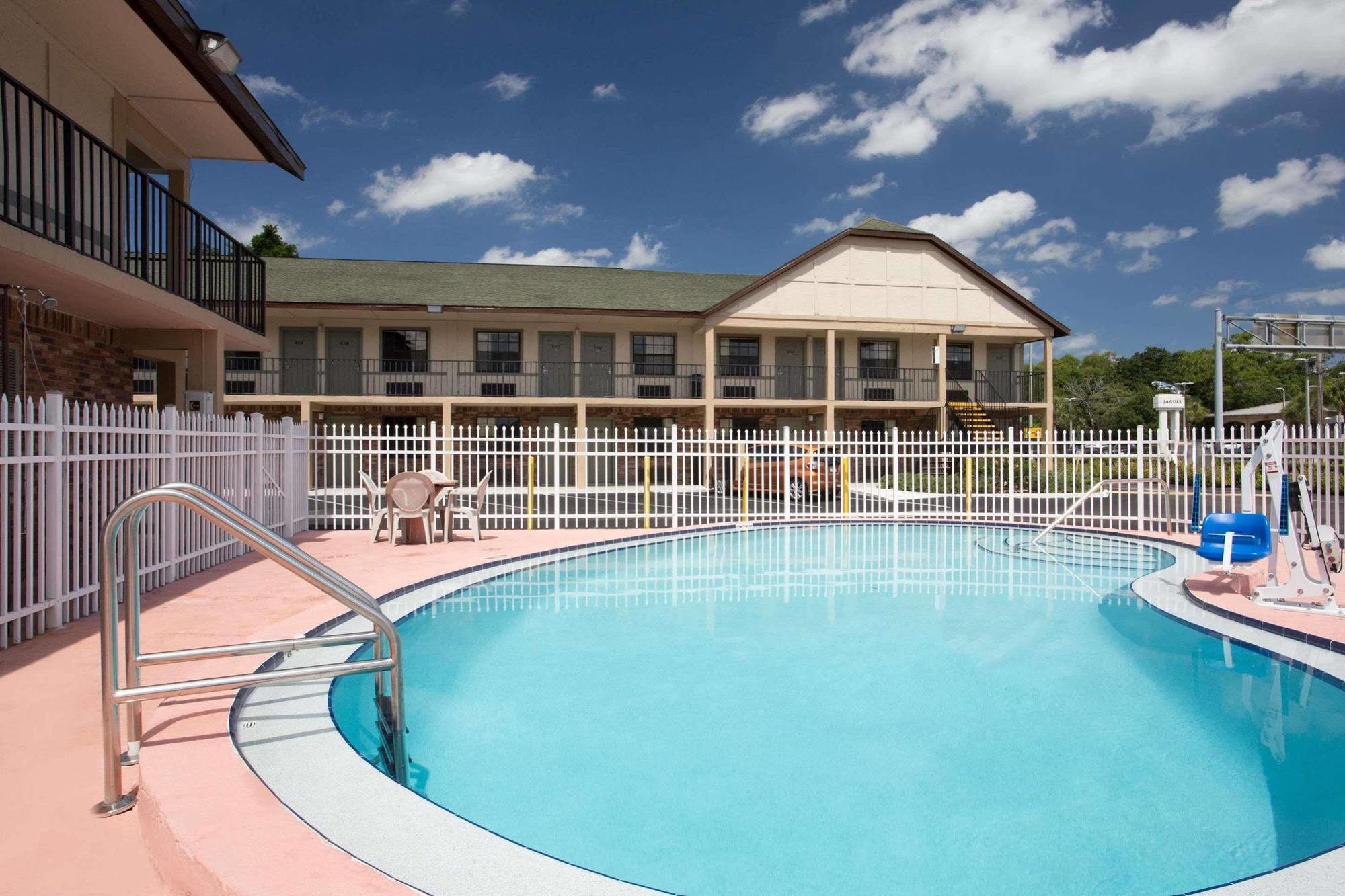 Americana Inn & Suites Lake Magdalene Zewnętrze zdjęcie